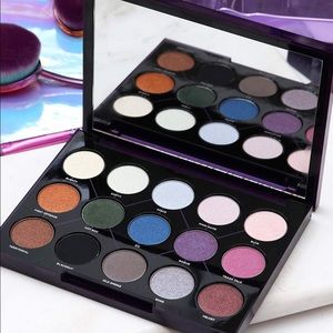 NWT UD Distortion Eyeshadow Palette